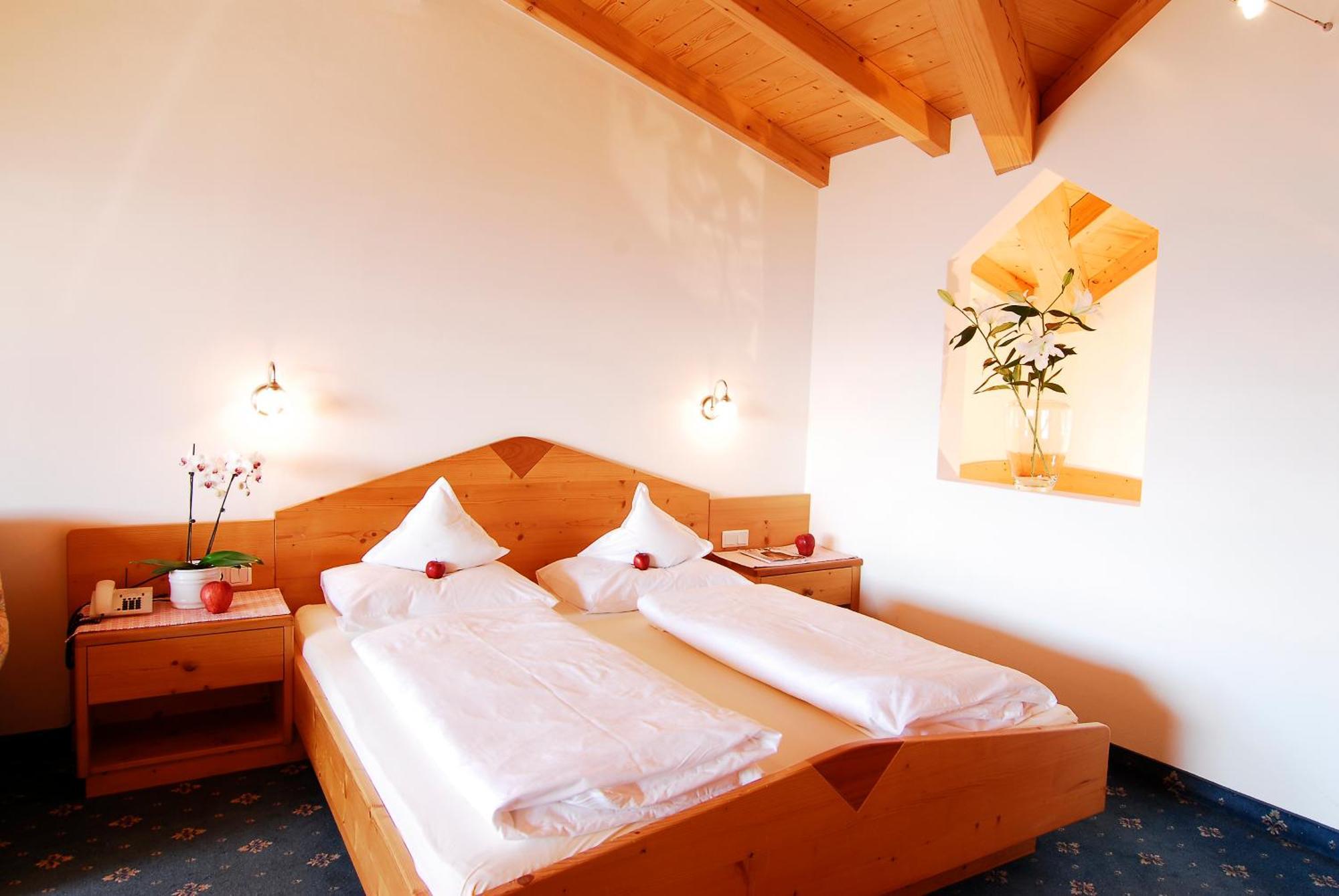 Small Hotel Sonne Tirolo Extérieur photo